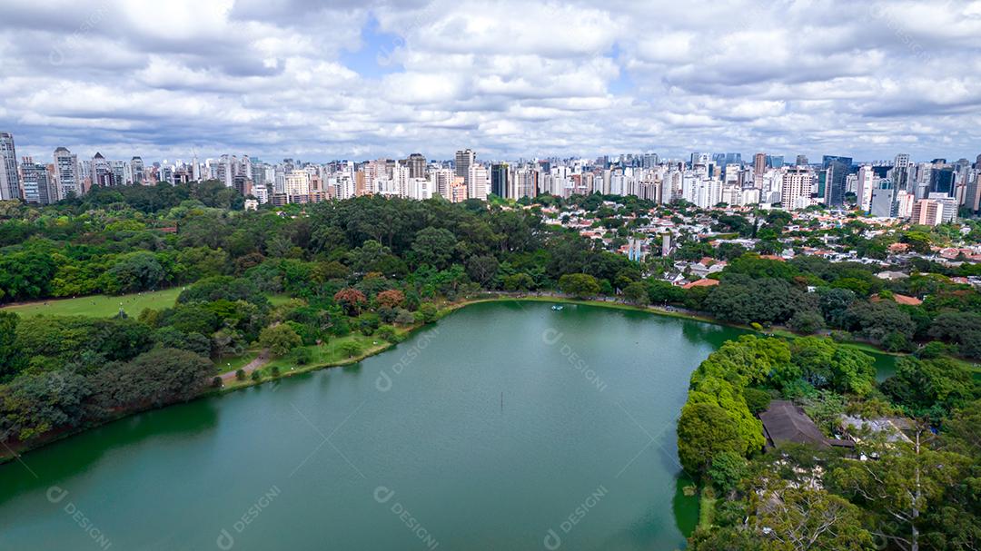 Vista aérea do Parque do Ibirapuera, em São Paulo, SP. Prédios residenciais ao redor. Lago no Parque do Ibirapuera.