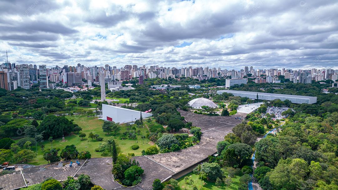Vista aérea do Parque do Ibirapuera, em São Paulo, SP. Prédios residenciais ao redor. Lago no Parque do Ibirapuera.