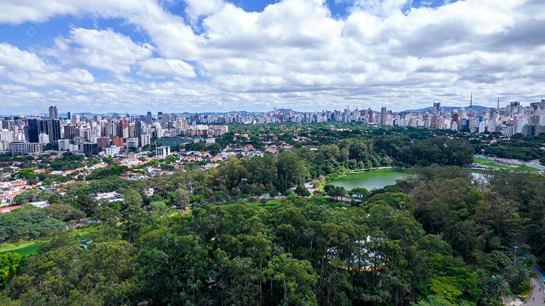 Vista aérea do Parque do Ibirapuera, em São Paulo, SP. Prédios residenciais ao redor. Lago no Parque do Ibirapuera.