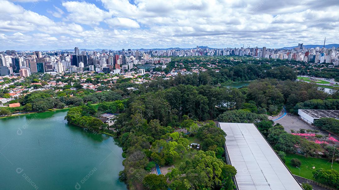 Vista aérea do Parque do Ibirapuera, em São Paulo, SP. Prédios residenciais ao redor. Lago no Parque do Ibirapuera.