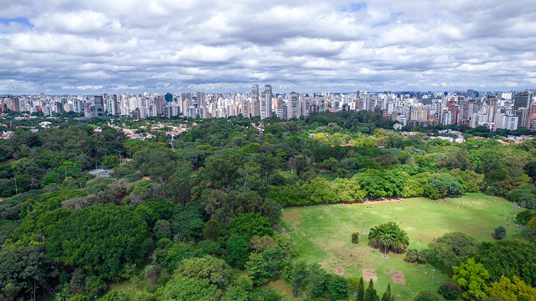 Vista aérea do Parque do Ibirapuera, em São Paulo, SP. Prédios residenciais ao redor. Lago no Parque do Ibirapuera.