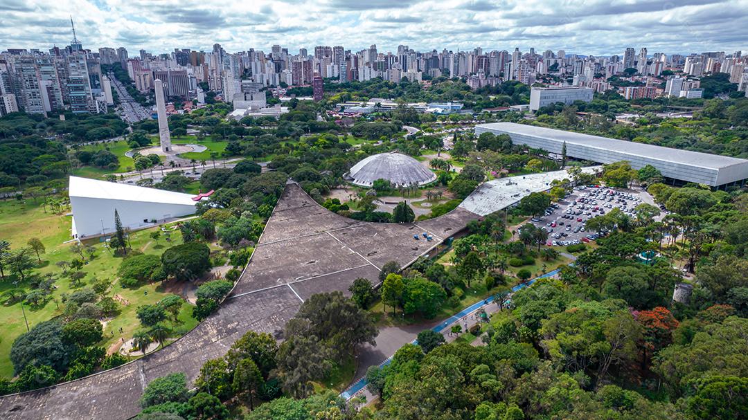 Vista aérea do Parque do Ibirapuera, em São Paulo, SP. Prédios residenciais ao redor. Lago no Parque do Ibirapuera