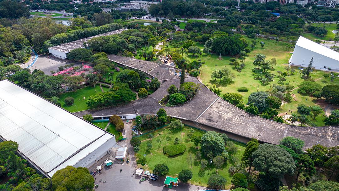 Vista aérea do Parque do Ibirapuera, em São Paulo, SP. Prédios residenciais ao redor. Lago no Parque do Ibirapuera