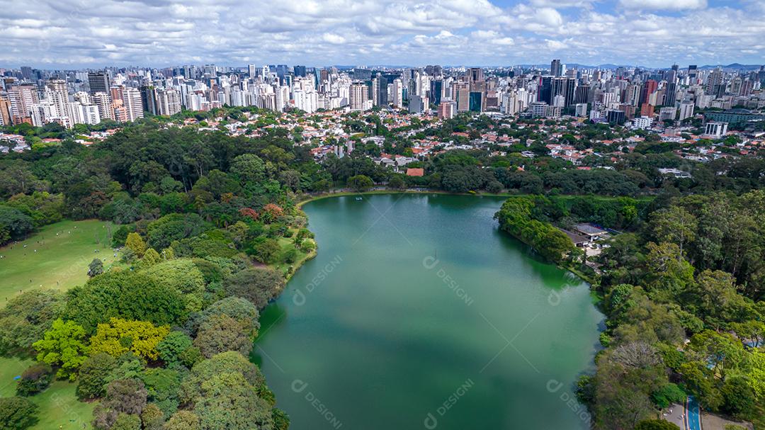 Vista aérea do Parque do Ibirapuera, em São Paulo, SP. Prédios residenciais ao redor. Lago no Parque do Ibirapuera