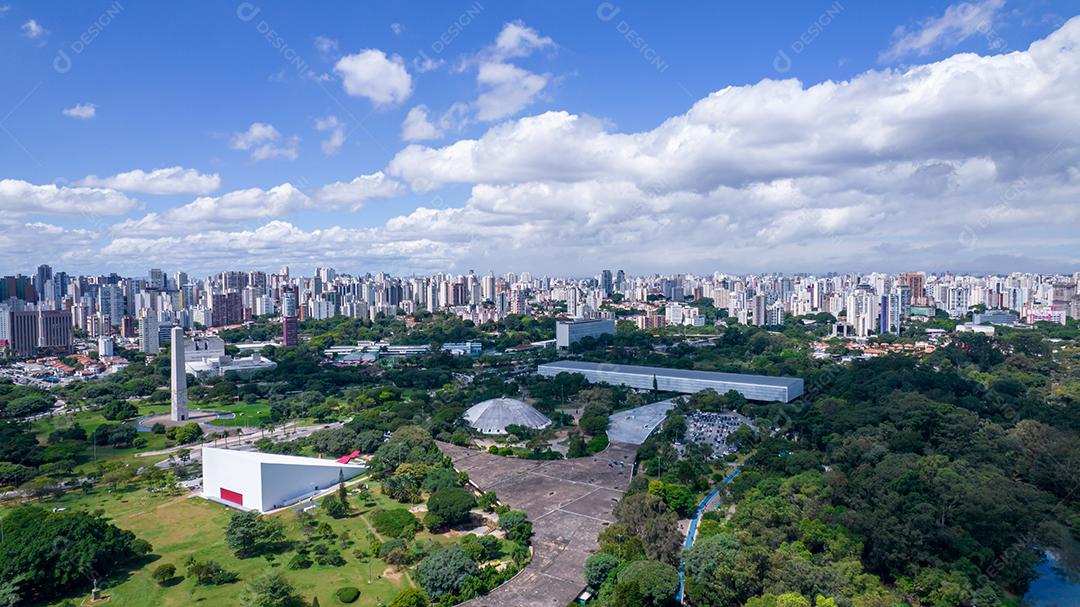Vista aérea do Parque do Ibirapuera, em São Paulo, SP. Prédios residenciais ao redor. Lago no Parque do Ibirapuera