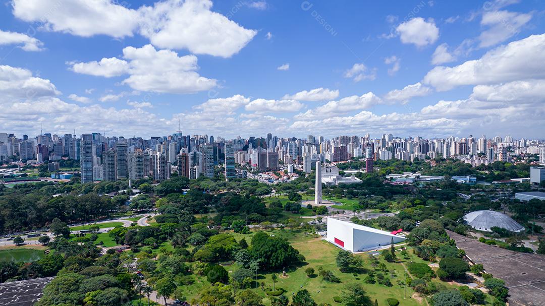 Vista aérea do Parque do Ibirapuera, em São Paulo, SP. Prédios residenciais ao redor. Lago no Parque do Ibirapuera