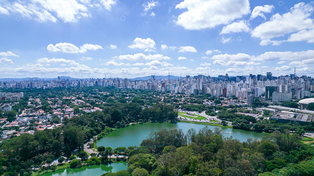 Vista aérea do Parque do Ibirapuera, em São Paulo, SP. Prédios residenciais ao redor. Lago no Parque do Ibirapuera