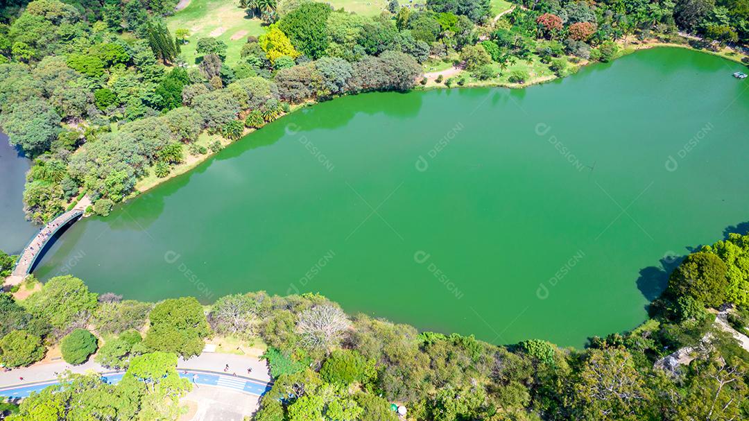 Vista aérea do Parque do Ibirapuera, em São Paulo, SP. Prédios residenciais ao redor. Lago no Parque do Ibirapuera