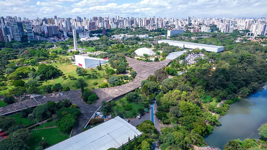 Vista aérea do Parque do Ibirapuera, em São Paulo, SP. Prédios residenciais ao redor. Lago no Parque do Ibirapuera