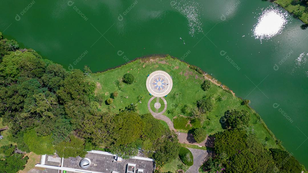 Vista aérea do Parque do Ibirapuera, em São Paulo, SP. Prédios residenciais ao redor. Lago no Parque do Ibirapuera