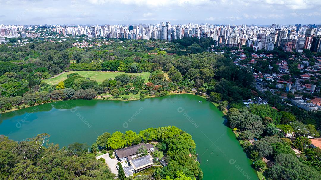 Vista aérea do Parque do Ibirapuera, em São Paulo, SP. Prédios residenciais ao redor. Lago no Parque do Ibirapuera
