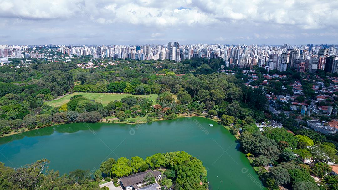 Vista aérea do Parque do Ibirapuera, em São Paulo, SP. Prédios residenciais ao redor. Lago no Parque do Ibirapuera