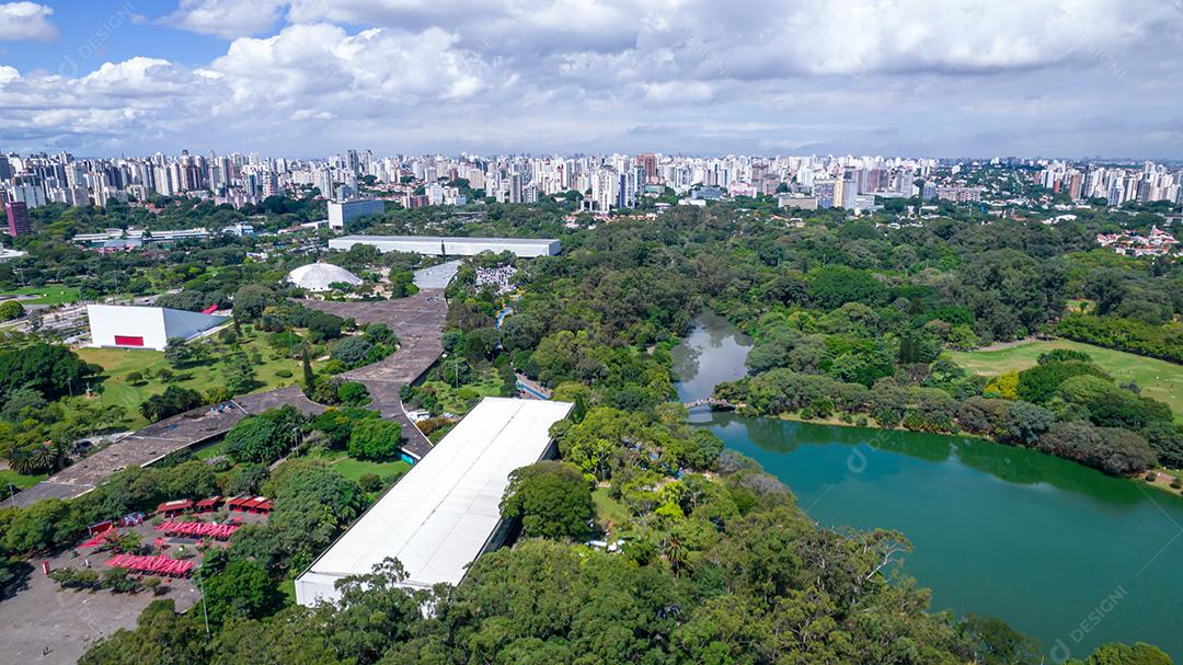 Vista aérea do Parque do Ibirapuera, em São Paulo, SP. Prédios residenciais ao redor. Lago no Parque do Ibirapuera
