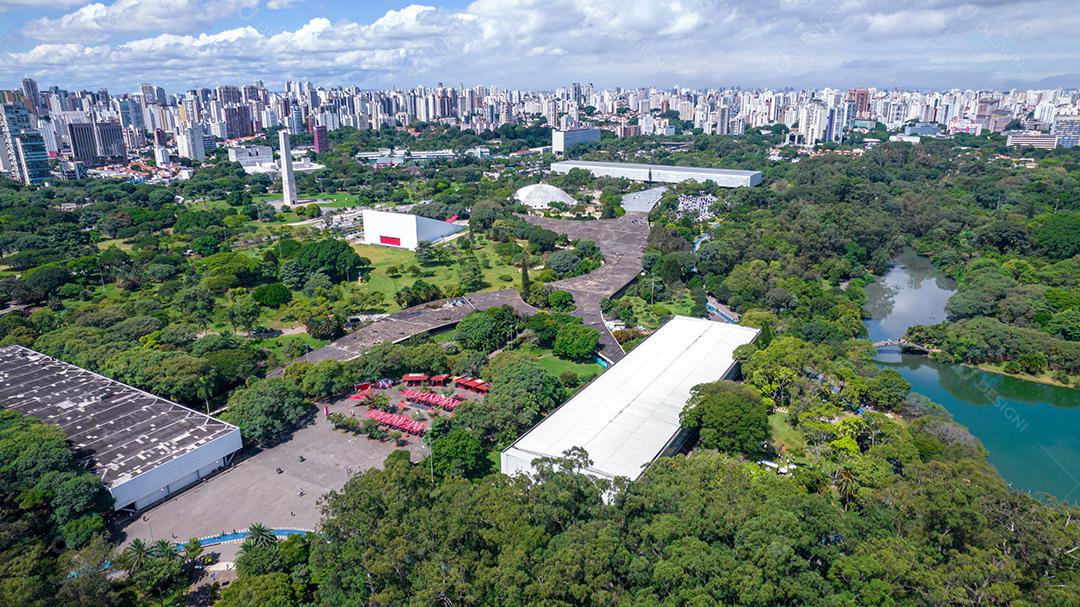 Vista aérea do Parque do Ibirapuera, em São Paulo, SP. Prédios residenciais ao redor. Lago no Parque do Ibirapuera