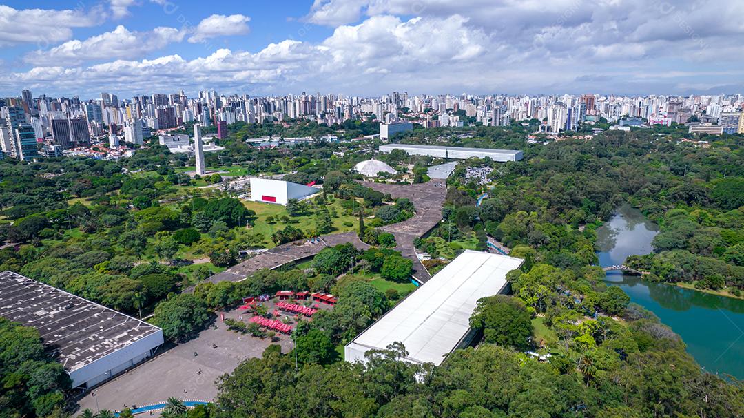 Vista aérea do Parque do Ibirapuera, em São Paulo, SP. Prédios residenciais ao redor. Lago no Parque do Ibirapuera