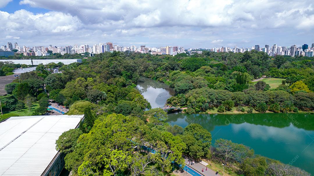 Vista aérea do Parque do Ibirapuera, em São Paulo, SP. Prédios residenciais ao redor. Lago no Parque do Ibirapuera