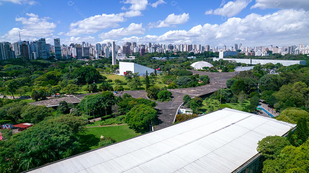 Vista aérea do Parque do Ibirapuera, em São Paulo, SP. Prédios residenciais ao redor. Lago no Parque do Ibirapuera
