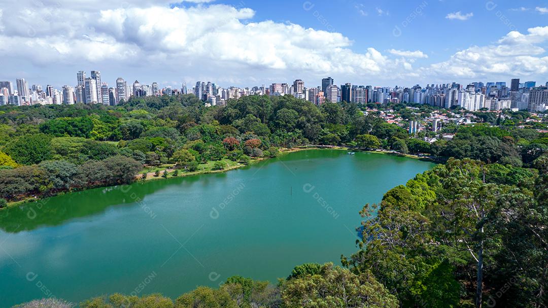 Vista aérea do Parque do Ibirapuera, em São Paulo, SP. Prédios residenciais ao redor. Lago no Parque do Ibirapuera