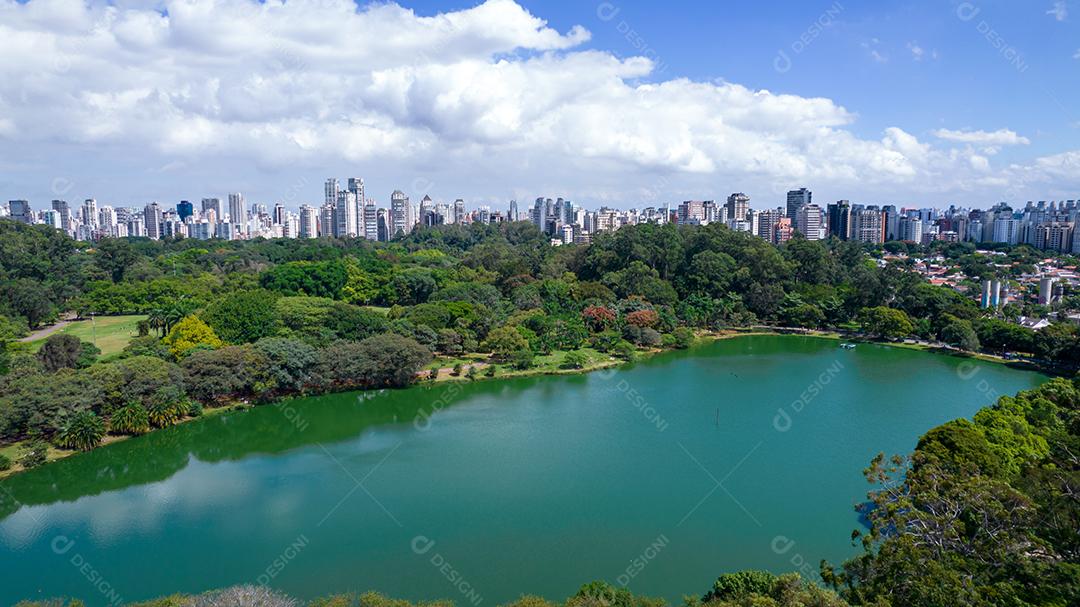 Vista aérea do Parque do Ibirapuera, em São Paulo, SP. Prédios residenciais ao redor. Lago no Parque do Ibirapuera