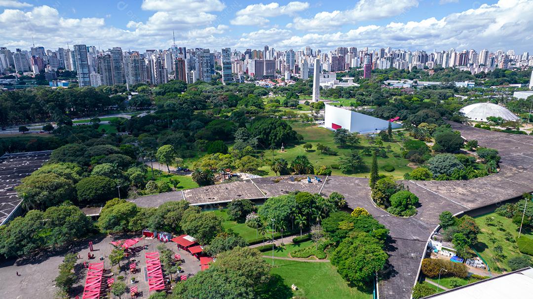 Vista aérea do Parque do Ibirapuera, em São Paulo, SP. Prédios residenciais ao redor. Lago no Parque do Ibirapuera