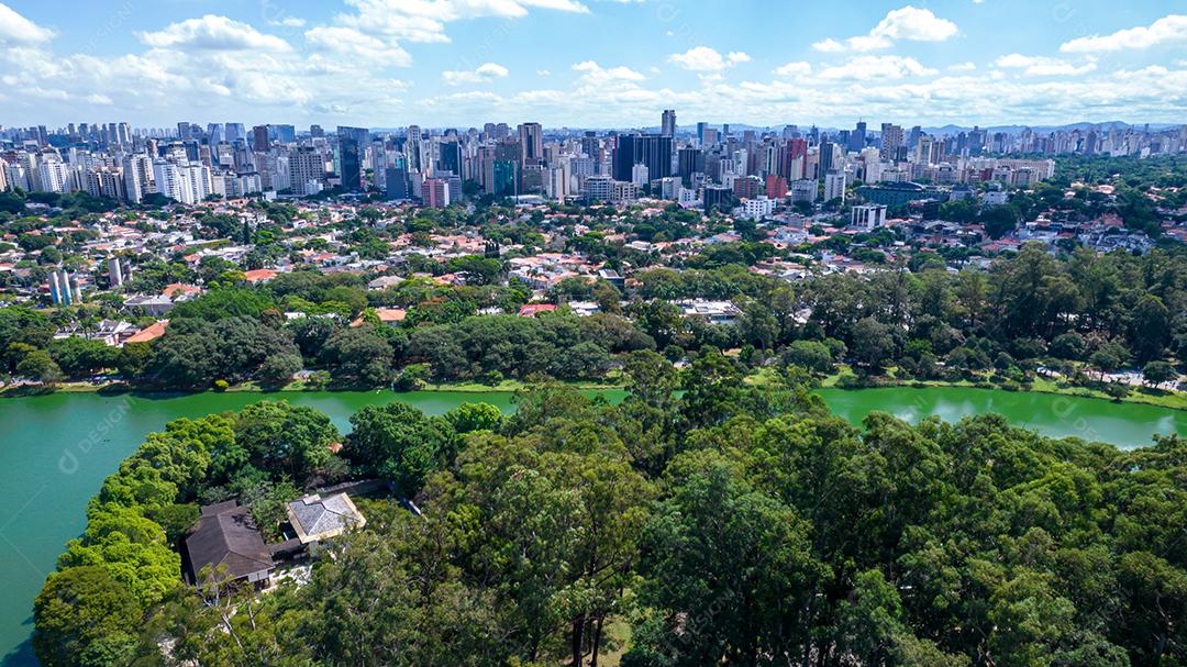 Vista aérea do Parque do Ibirapuera, em São Paulo, SP. Prédios residenciais ao redor. Lago no Parque do Ibirapuera