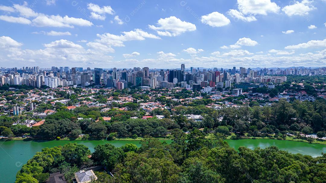 Vista aérea do Parque do Ibirapuera, em São Paulo, SP. Prédios residenciais ao redor. Lago no Parque do Ibirapuera