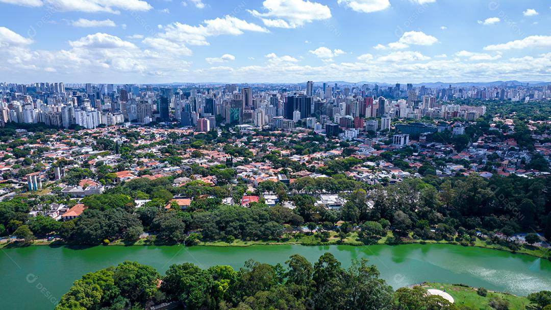 Vista aérea do Parque do Ibirapuera, em São Paulo, SP. Prédios residenciais ao redor. Lago no Parque do Ibirapuera