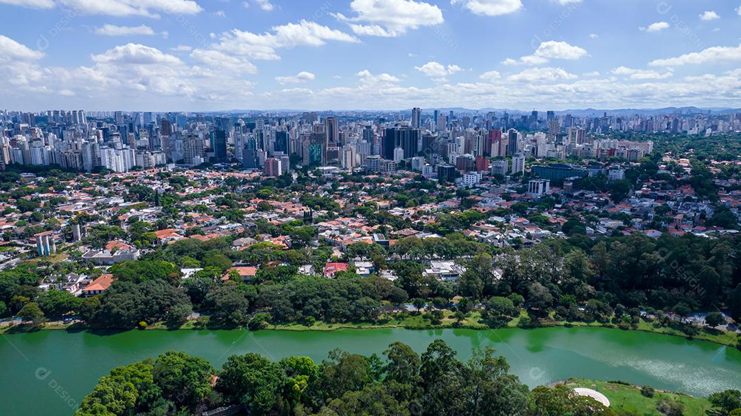 Vista aérea do Parque do Ibirapuera, em São Paulo, SP. Prédios residenciais ao redor. Lago no Parque do Ibirapuera