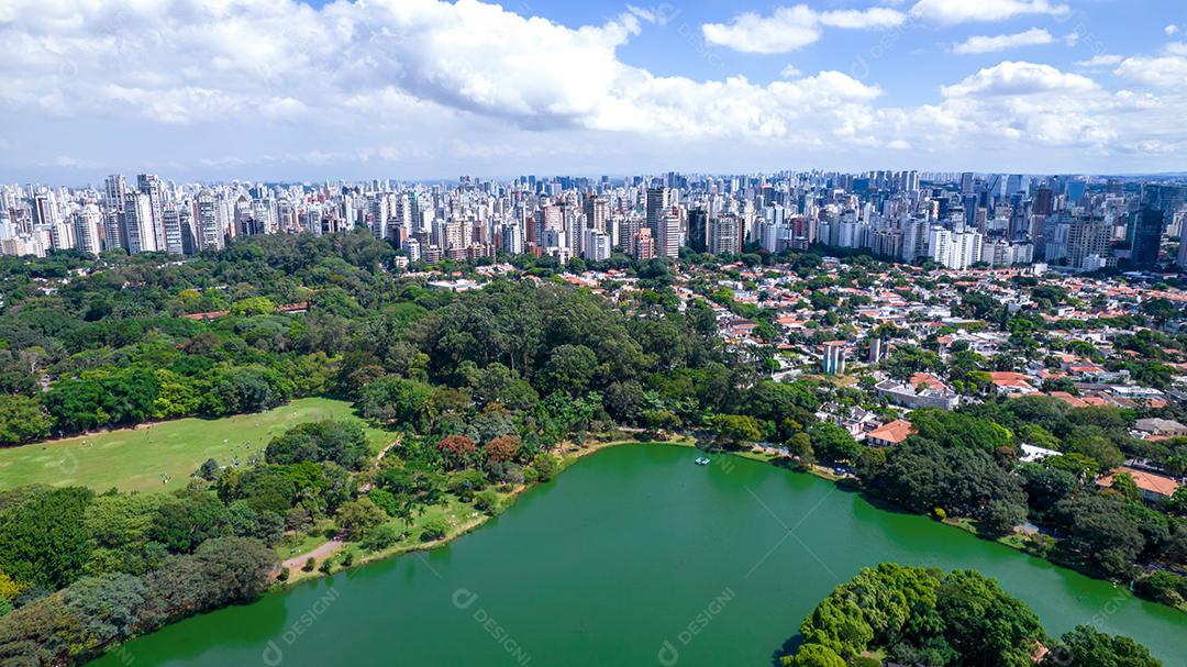 Vista aérea do Parque do Ibirapuera, em São Paulo, SP. Prédios residenciais ao redor. Lago no Parque do Ibirapuera