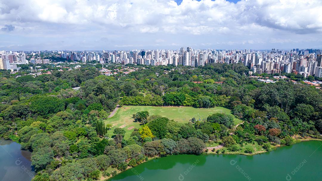 Vista aérea do Parque do Ibirapuera, em São Paulo, SP. Prédios residenciais ao redor. Lago no Parque do Ibirapuera