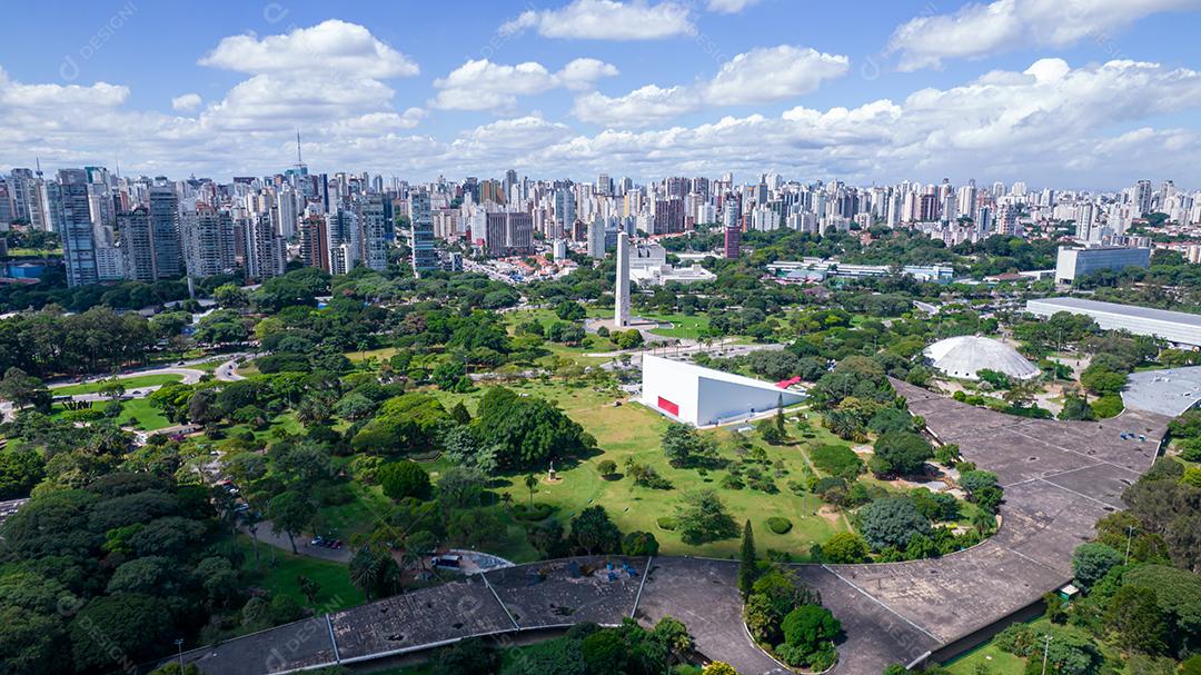 Vista aérea do Parque do Ibirapuera, em São Paulo, SP. Prédios residenciais ao redor. Lago no Parque do Ibirapuera