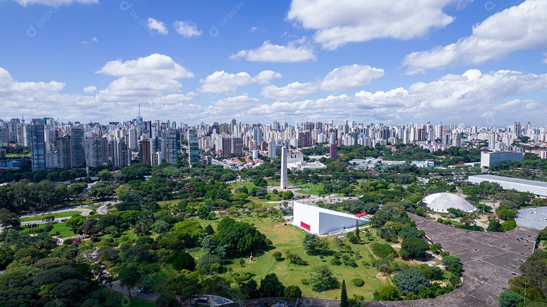 Vista aérea do Parque do Ibirapuera, em São Paulo, SP. Prédios residenciais ao redor. Lago no Parque do Ibirapuera