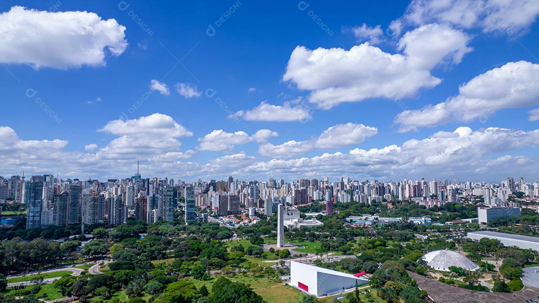 Vista aérea do Parque do Ibirapuera, em São Paulo, SP. Prédios residenciais ao redor. Lago no Parque do Ibirapuera