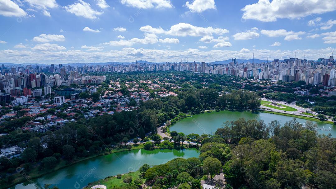 Vista aérea do Parque do Ibirapuera, em São Paulo, SP. Prédios residenciais ao redor. Lago no Parque do Ibirapuera