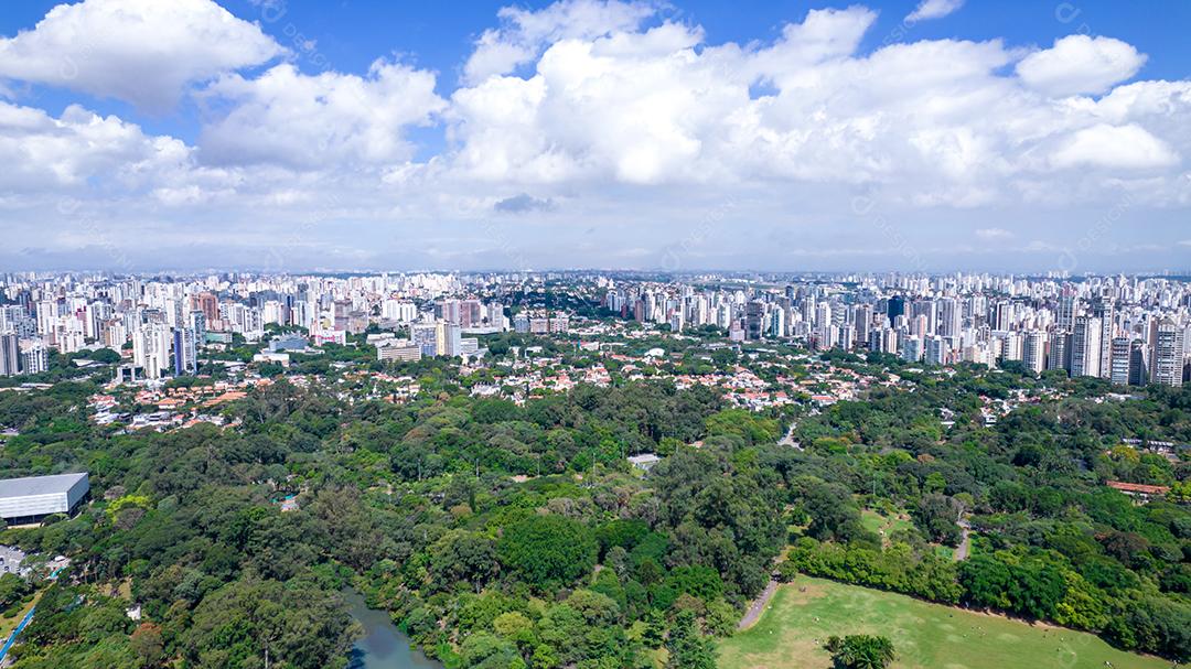 Vista aérea do Parque do Ibirapuera, em São Paulo, SP. Prédios residenciais ao redor. Lago no Parque do Ibirapuera