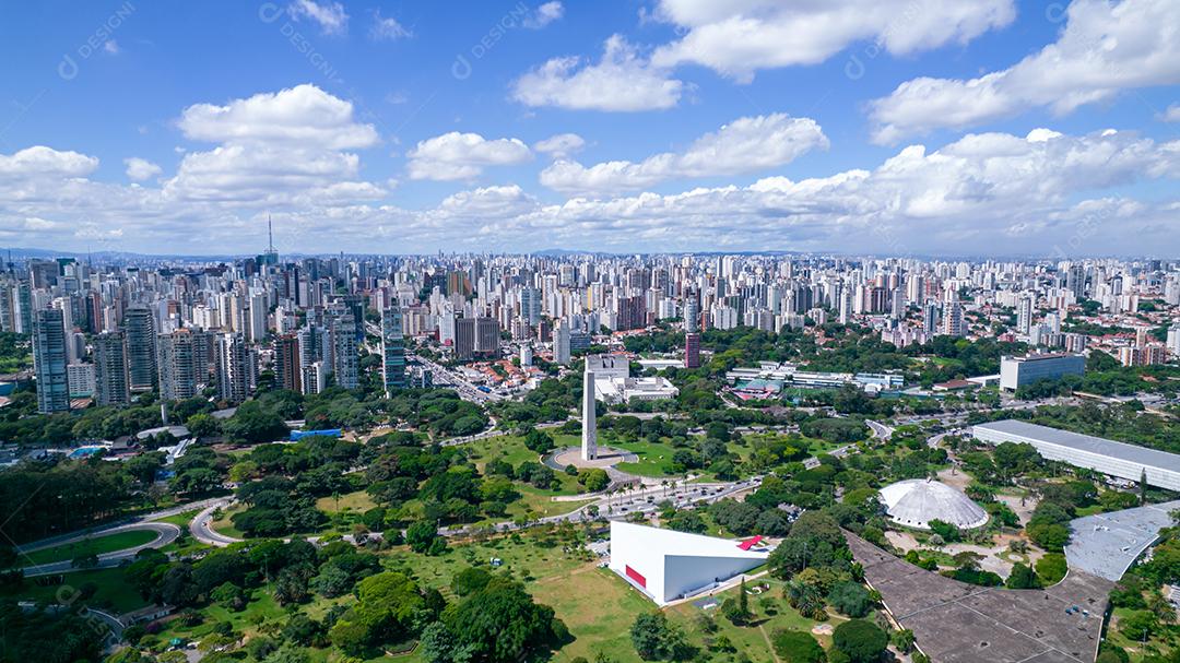 Vista aérea do Parque do Ibirapuera, em São Paulo, SP. Prédios residenciais ao redor. Lago no Parque do Ibirapuera