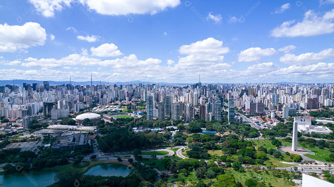 Vista aérea do Parque do Ibirapuera, em São Paulo, SP. Prédios residenciais ao redor. Lago no Parque do Ibirapuera