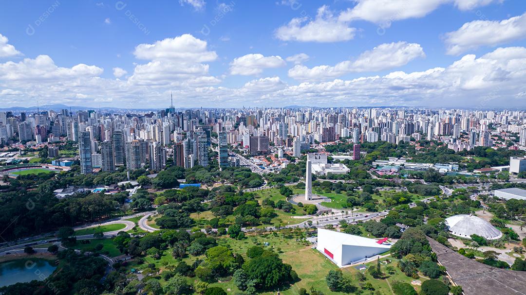 Vista aérea do Parque do Ibirapuera, em São Paulo, SP. Prédios residenciais ao redor. Lago no Parque do Ibirapuera