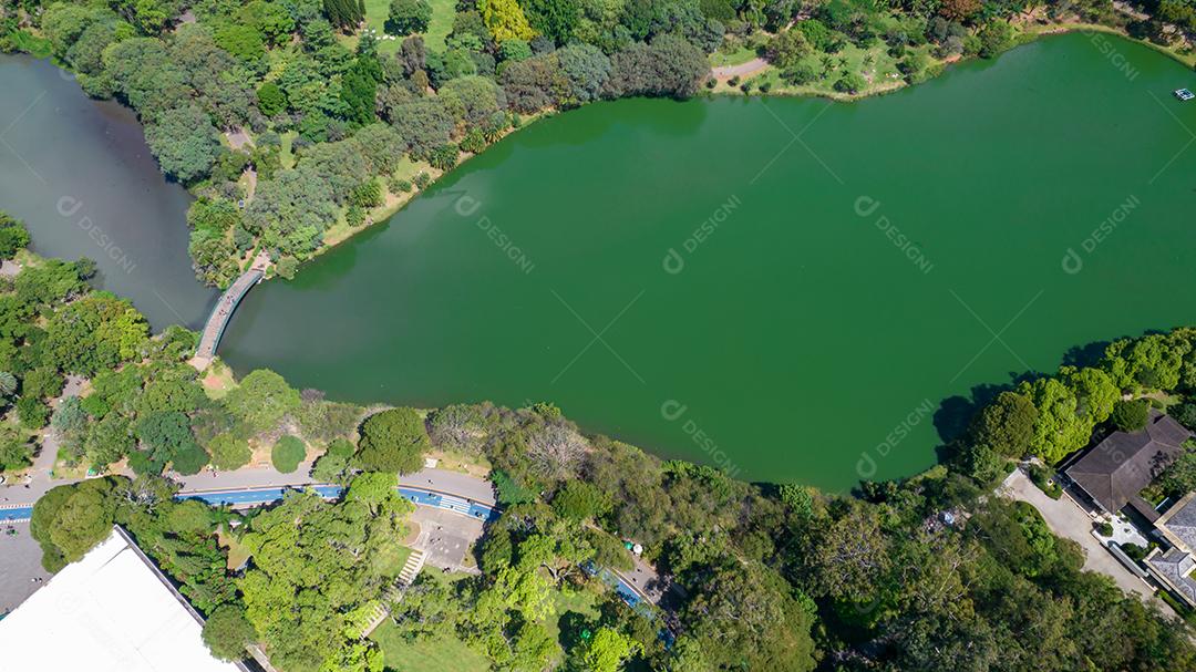 Vista aérea do Parque do Ibirapuera, em São Paulo, SP. Prédios residenciais ao redor. Lago no Parque do Ibirapuera