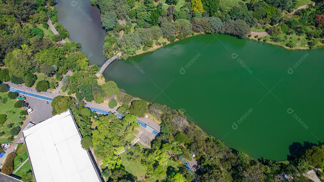 Vista aérea do Parque do Ibirapuera, em São Paulo, SP. Prédios residenciais ao redor. Lago no Parque do Ibirapuera