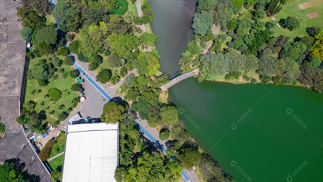 Vista aérea do Parque do Ibirapuera, em São Paulo, SP. Prédios residenciais ao redor. Lago no Parque do Ibirapuera