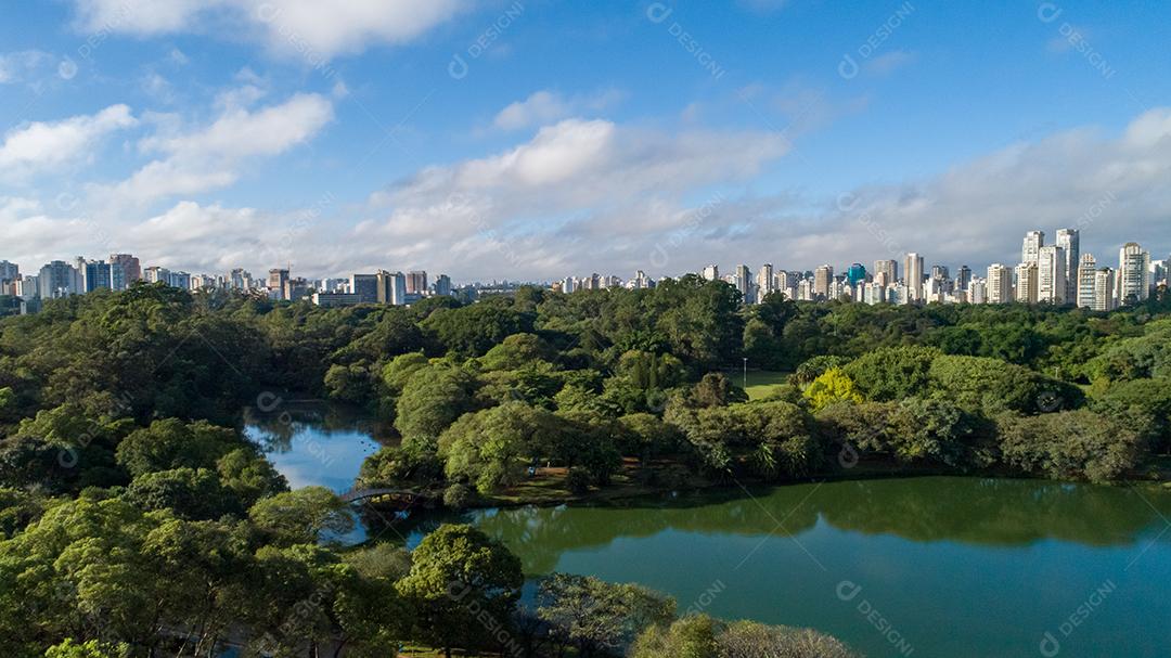 Vista aérea do Parque do Ibirapuera, em São Paulo, SP. Prédios residenciais ao redor. Lago no Parque do Ibirapuera