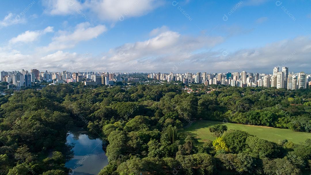 Vista aérea do Parque do Ibirapuera, em São Paulo, SP. Prédios residenciais ao redor. Lago no Parque do Ibirapuera