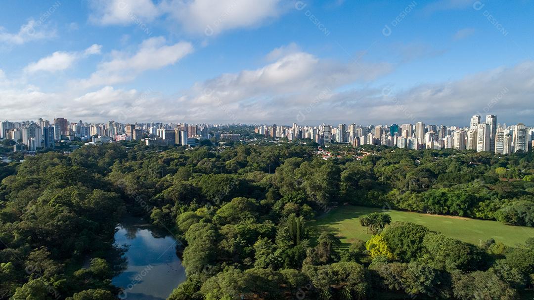Vista aérea do Parque do Ibirapuera, em São Paulo, SP. Prédios residenciais ao redor. Lago no Parque do Ibirapuera