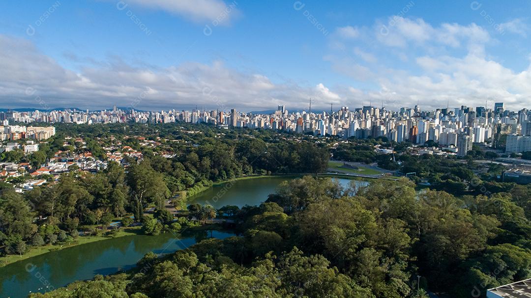 Vista aérea do Parque do Ibirapuera, em São Paulo, SP. Prédios residenciais ao redor. Lago no Parque do Ibirapuera