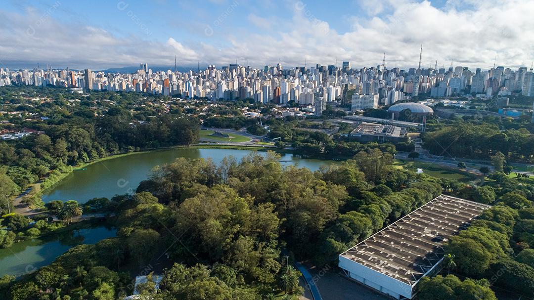 Vista aérea do Parque do Ibirapuera, em São Paulo, SP. Prédios residenciais ao redor. Lago no Parque do Ibirapuera