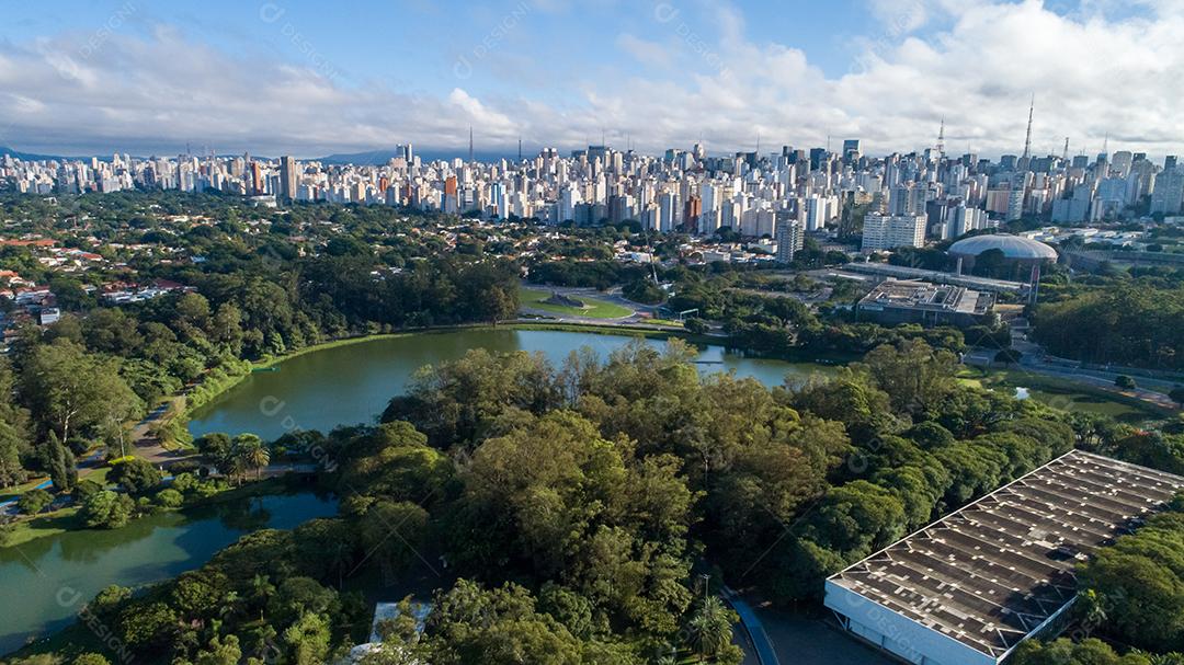 Vista aérea do Parque do Ibirapuera, em São Paulo, SP. Prédios residenciais ao redor. Lago no Parque do Ibirapuera