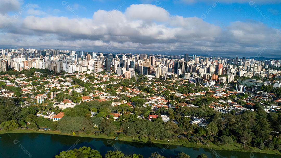 Vista aérea do Parque do Ibirapuera, em São Paulo, SP. Prédios residenciais ao redor. Lago no Parque do Ibirapuera