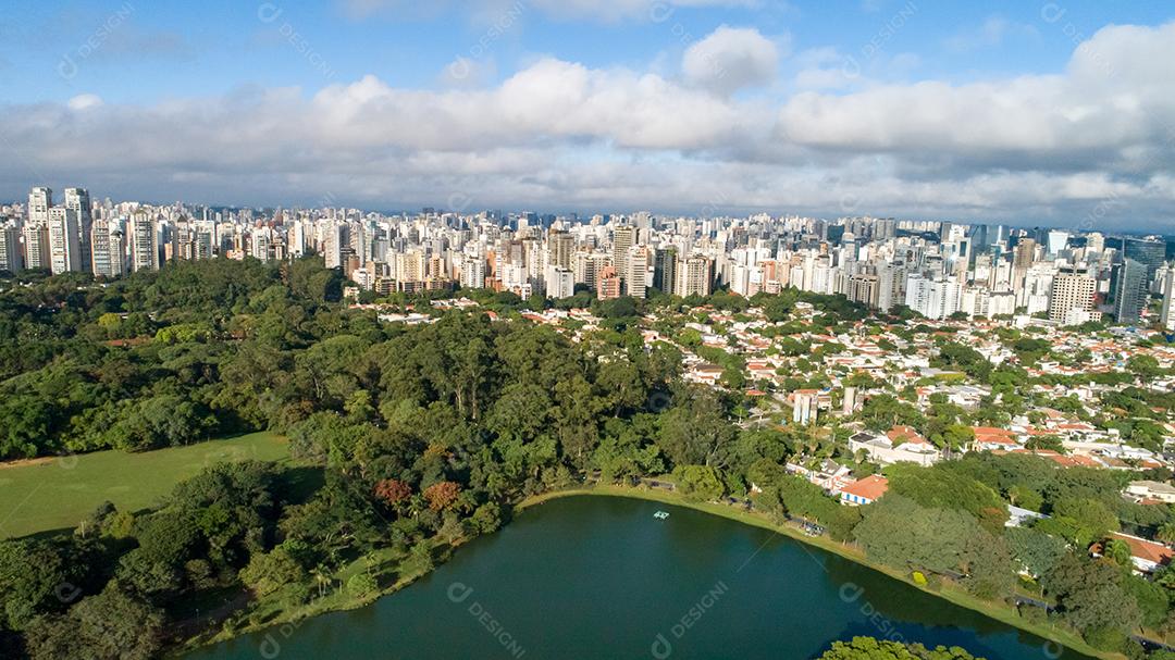 Vista aérea do Parque do Ibirapuera, em São Paulo, SP. Prédios residenciais ao redor. Lago no Parque do Ibirapuera