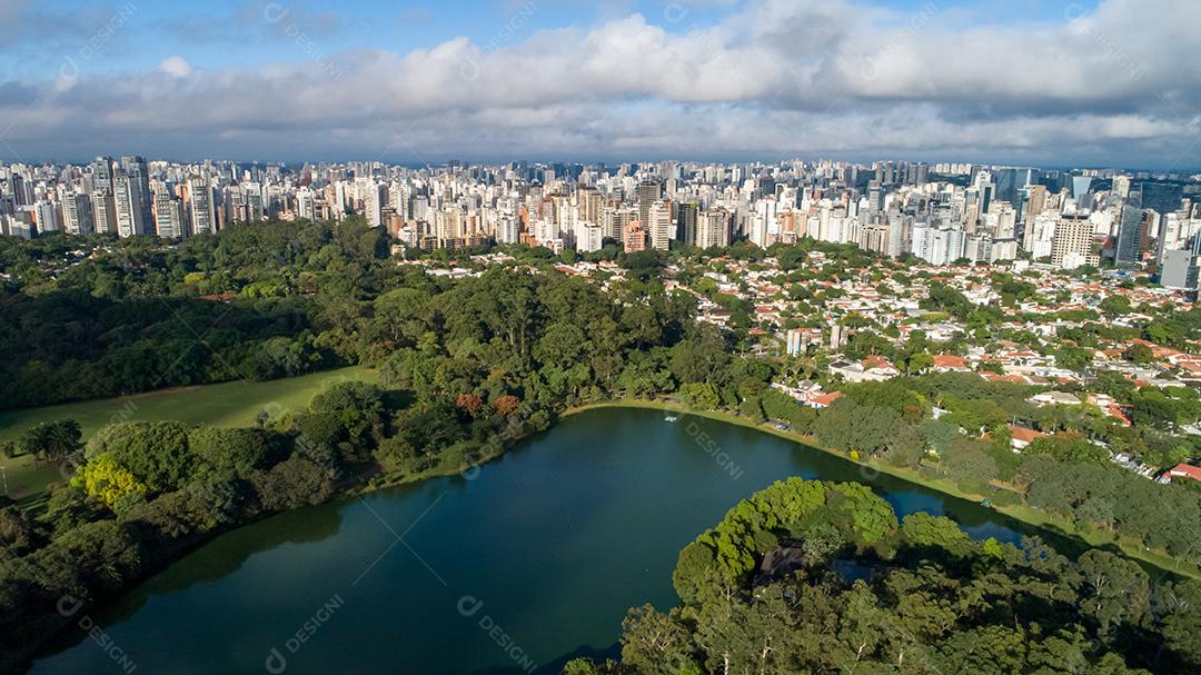 Vista aérea do Parque do Ibirapuera, em São Paulo, SP. Prédios residenciais ao redor. Lago no Parque do Ibirapuera